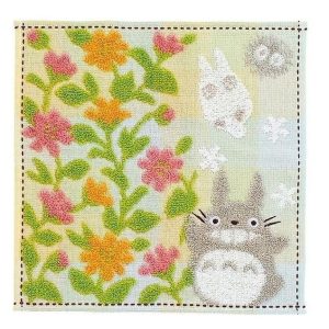 Mini toalla totoro gris jardin flores